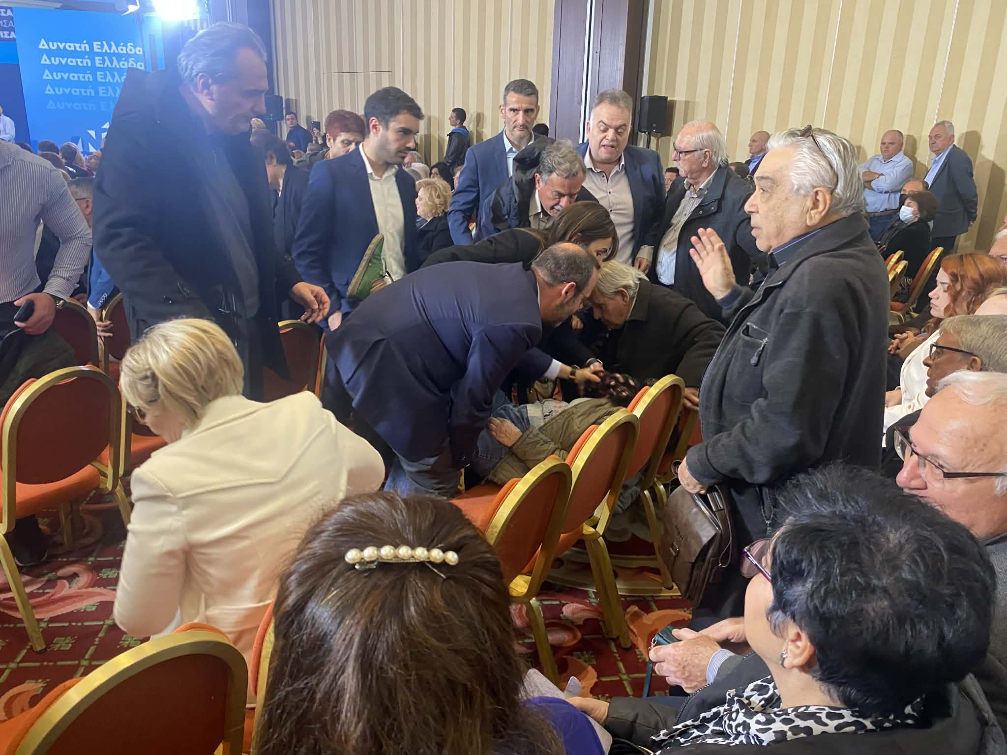 Λιποθυμικό επεισόδιο την ώρα του προσυνεδρίου - έγκαιρη επέμβαση γιατρών (ΦΩΤΟ)