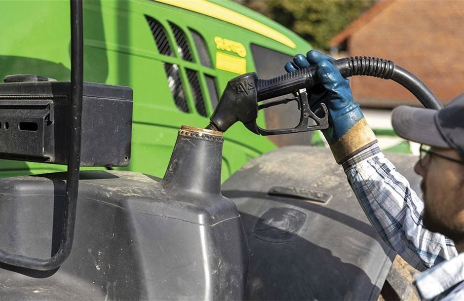 Μεγαλύτερη απαλλαγή στο αγροτικό πετρέλαιο και λύση επιστροφής του φόρου στην αντλία προωθεί η κυβέρνηση