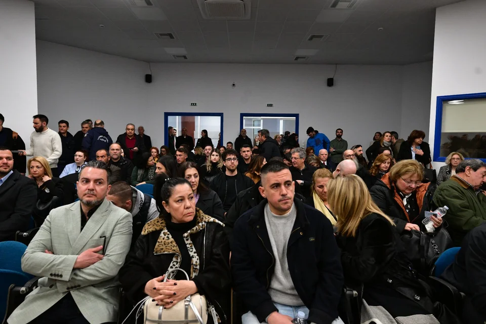 Διεκόπη για 1η Απριλίου η δίκη για τα Τέμπη -Ένταση, αιτήματα αλλαγής αίθουσας, «αίσχος, ντροπή» φώναζαν συγγενείς (ΦΩΤΟ)