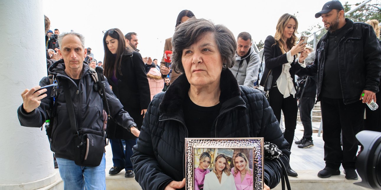 ΛΑΡΙΣΑ - Τέμπη: Συγκλόνισε η γιαγιά της οικογένειας Πλακιά - Στο δικαστήριο με κορνίζα των τριών κοριτσιών ΛΑΡΙΣΑ - Τέμπη: Συγκλόνισε η γιαγιά της οικογένειας Πλακιά - Στο δικαστήριο με κορνίζα των τριών κοριτσιών