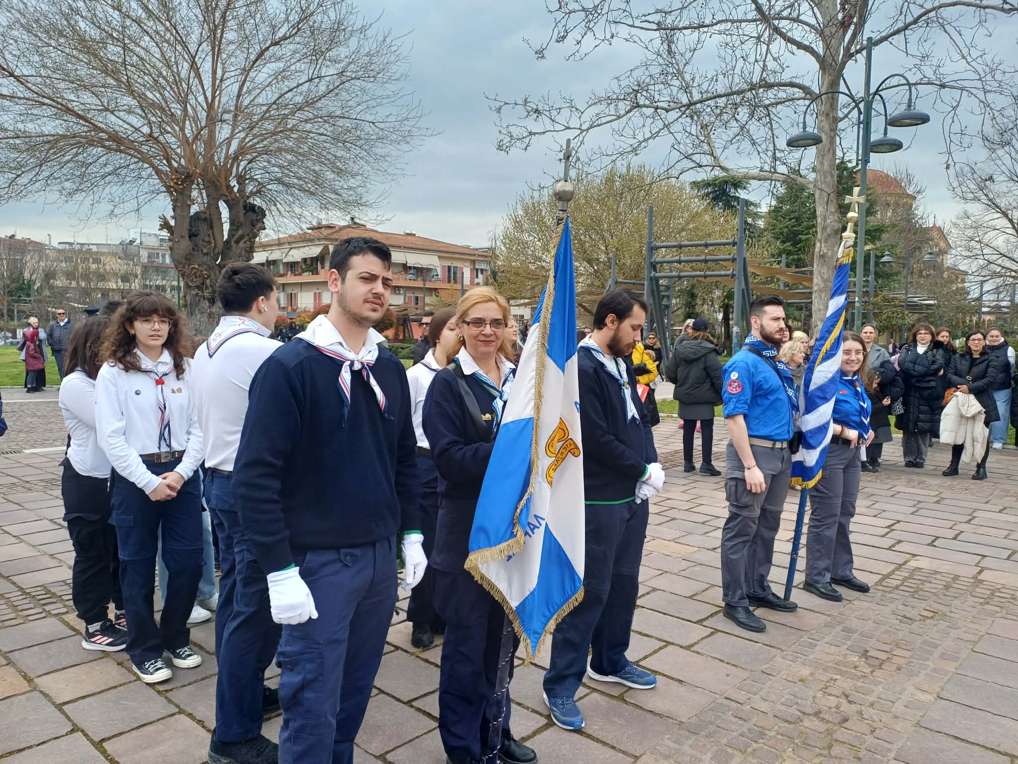 25η Μαρτίου: Κατέθεσαν στεφάνια στο Ηρώο των Πεσόντων οι μαθητές και πρόσκοποι της Λάρισας (ΦΩΤΟ +video)