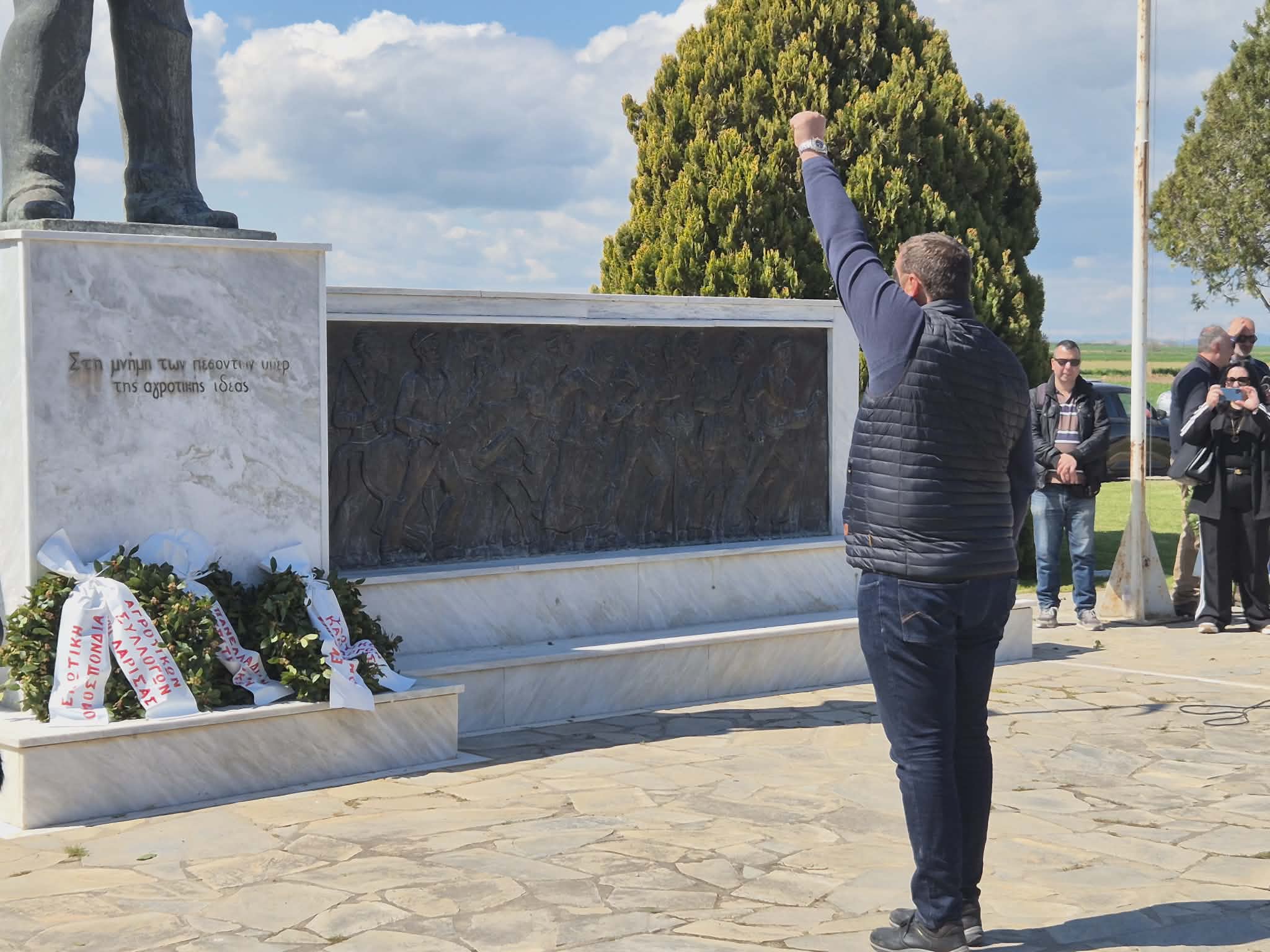 ΛΑΡΙΣΑ - Με τρακτέρ στο Κιλελέρ οι αγροτες έδωσαν όρκο τιμής να συνεχίσουν τον αγώνα (ΦΩΤΟ) ΛΑΡΙΣΑ - Με τρακτέρ στο Κιλελέρ οι αγροτες έδωσαν όρκο τιμής να συνεχίσουν τον αγώνα (ΦΩΤΟ)