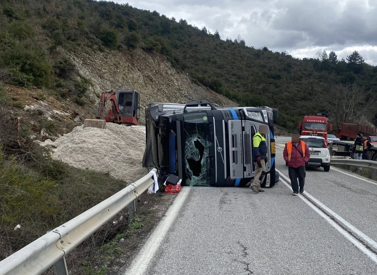 ΤΡΙΚΑΛΑ - Τροχαίο με ανατροπή νταλίκας στην εθνική οδό Καλαμπάκας – Ιωαννίνων ΤΡΙΚΑΛΑ - Τροχαίο με ανατροπή νταλίκας στην εθνική οδό Καλαμπάκας – Ιωαννίνων