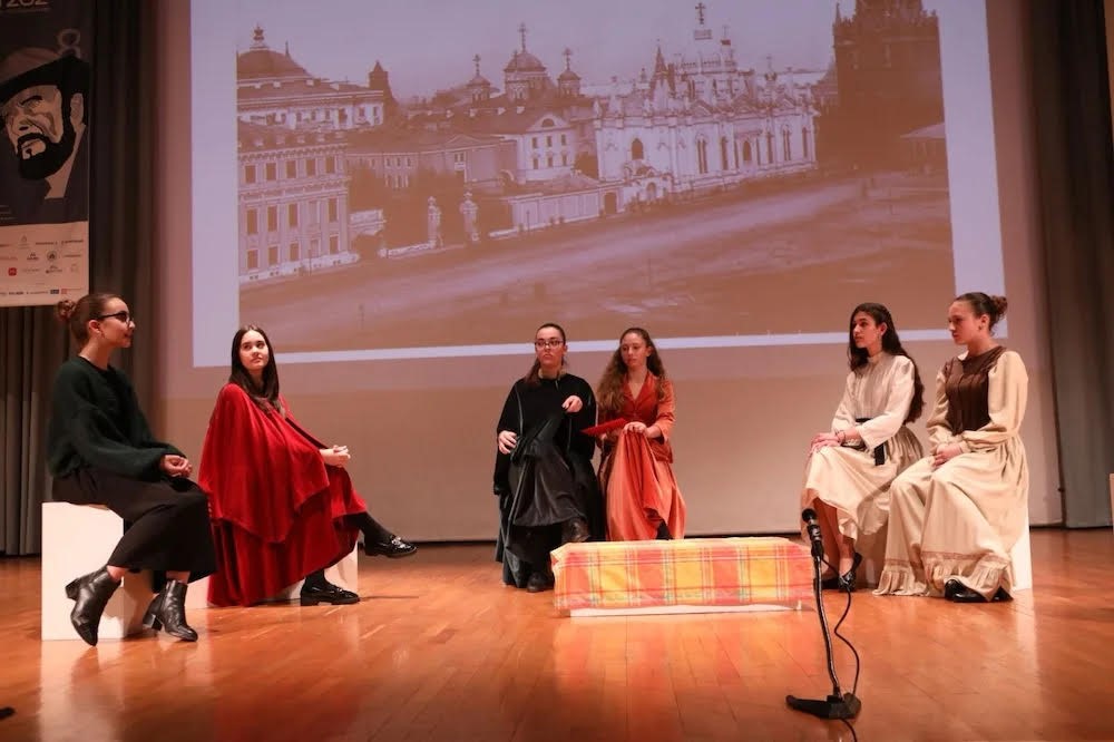 ΠΟΛΙΤΙΣΜΟΣ - ΘΕΑΤΡΙΚΗ ΟΜΑΔΑ ΤΩΝ ΕΚΠΑΙΔΕΥΤΗΡΙΩΝ Ν. ΜΠΑΚΟΓΙΑΝΝΗ «Τα Παντρολογήματα» του Νικολάι Γκόγκολ ΠΟΛΙΤΙΣΜΟΣ - ΘΕΑΤΡΙΚΗ ΟΜΑΔΑ ΤΩΝ ΕΚΠΑΙΔΕΥΤΗΡΙΩΝ Ν. ΜΠΑΚΟΓΙΑΝΝΗ «Τα Παντρολογήματα» του Νικολάι Γκόγκολ