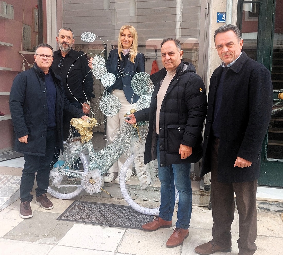 ΚΑΡΔΙΤΣΑ - Στο Δήμο Καρδίτσας το ποδήλατο που κέρδισε το πρώτο βραβείο στη δράση «ΧριστουγεννιARTika» ΚΑΡΔΙΤΣΑ - Στο Δήμο Καρδίτσας το ποδήλατο που κέρδισε το πρώτο βραβείο στη δράση «ΧριστουγεννιARTika»