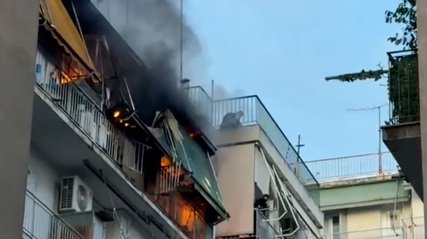 ΕΛΛΑΔΑ - Φωτιά από έκρηξη μπουκάλας υγραερίου σε διαμέρισμα στου Γκύζη: Η φιάλη καρφώθηκε στο απέναντι κτίριο, απεγκλωβίστηκε ζευγάρι ΕΛΛΑΔΑ - Φωτιά από έκρηξη μπουκάλας υγραερίου σε διαμέρισμα στου Γκύζη: Η φιάλη καρφώθηκε στο απέναντι κτίριο, απεγκλωβίστηκε ζευγάρι