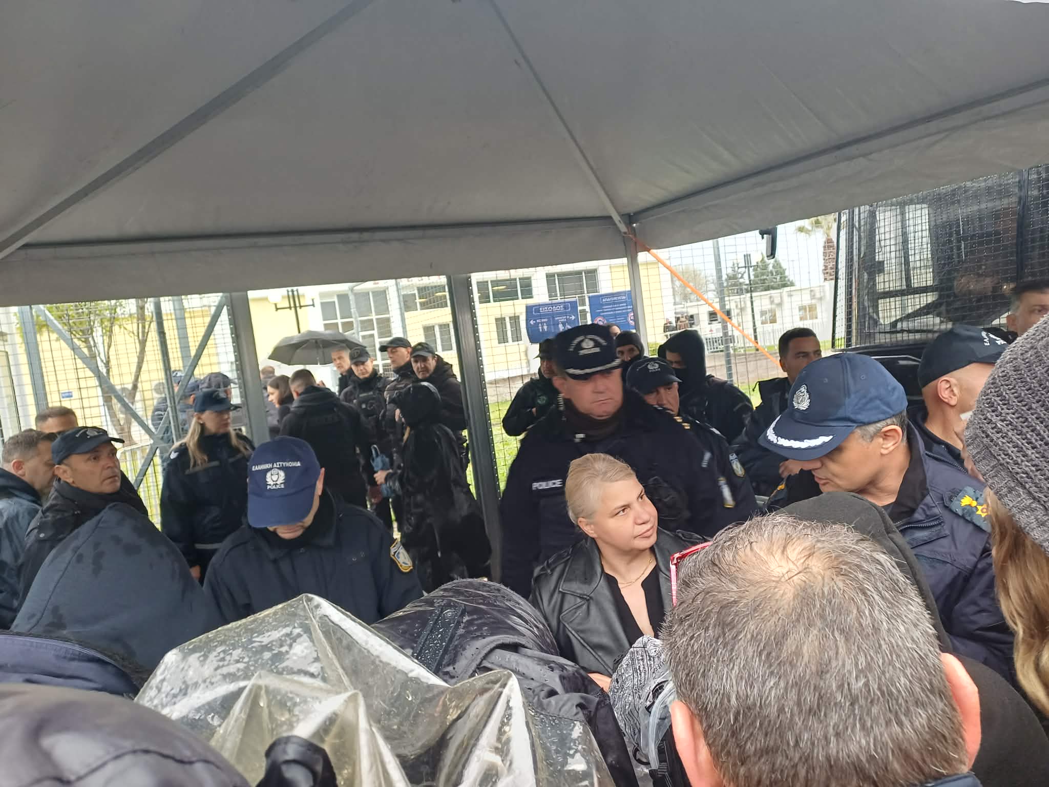 ΛΑΡΙΣΑ - Ένταση από το πρωί στη δίκη Τεμπών- αστυνομικός έλεγχος και συνωστισμός για τους συγγενείς κάτω από βροχή (ΦΩΤΟ+video) ΛΑΡΙΣΑ - Ένταση από το πρωί στη δίκη Τεμπών- αστυνομικός έλεγχος και συνωστισμός για τους συγγενείς κάτω από βροχή (ΦΩΤΟ+video)