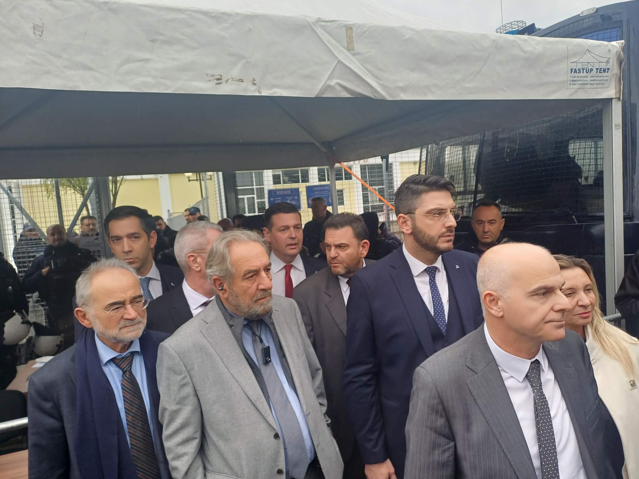 ΛΑΡΙΣΑ - Ξεκινά πάλι η δίκη - Πλακιάς: «Αθάνατες, στη φυλακή όλοι, αλήτες» -έφυγε με ασθενοφόρο ο Ρούτσι (ΦΩΤΟ +video) ΛΑΡΙΣΑ - Ξεκινά πάλι η δίκη - Πλακιάς: «Αθάνατες, στη φυλακή όλοι, αλήτες» -έφυγε με ασθενοφόρο ο Ρούτσι (ΦΩΤΟ +video)