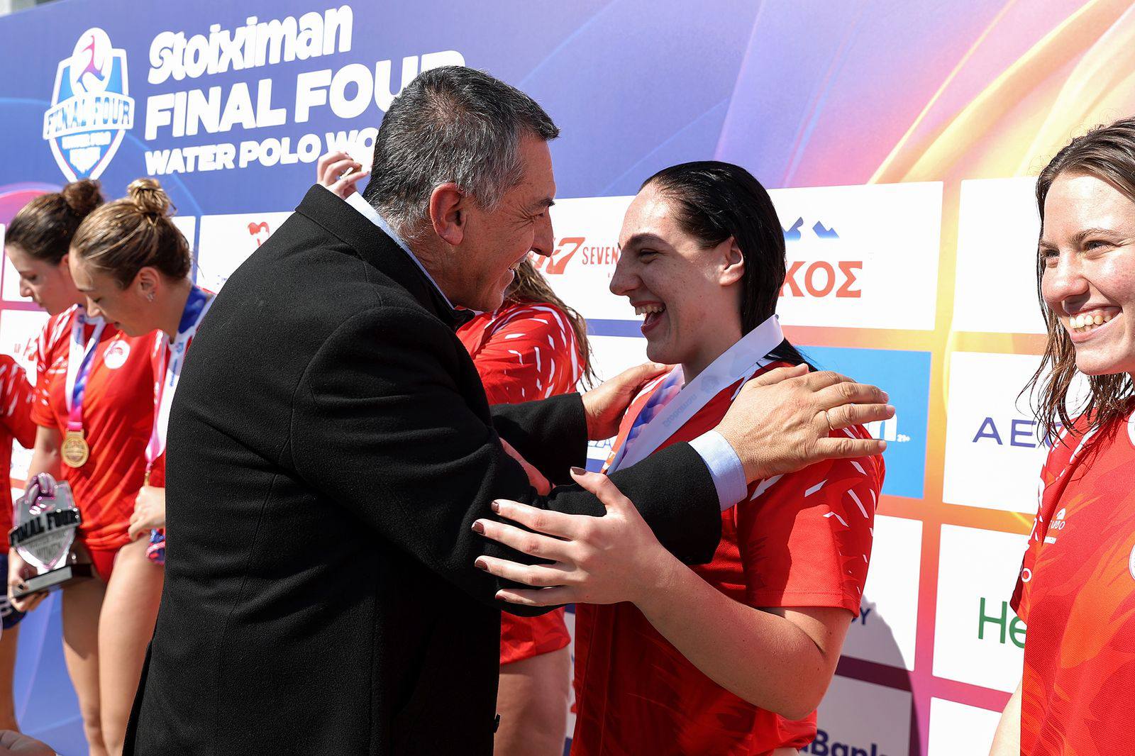 Μοναδική στιγμή για τον περιφερειάρχη: βραβεύει την ανιψιά του στη Λάρισα που παίρνει το χρυσό (ΦΩΤΟ) Μοναδική στιγμή για τον περιφερειάρχη: βραβεύει την ανιψιά του στη Λάρισα που παίρνει το χρυσό (ΦΩΤΟ)