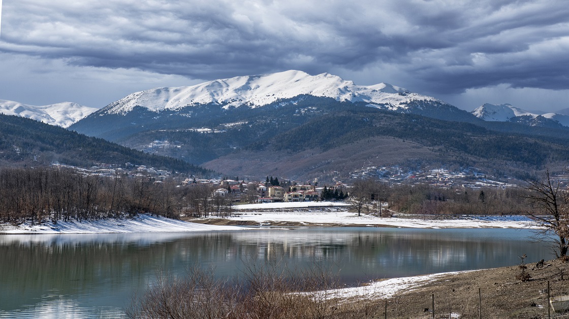 Τακούδης: Χειμωνιάτικο σκηνικό από Μεγάλη Πέμπτη με χιόνια στα ορεινά της Θεσσαλίας