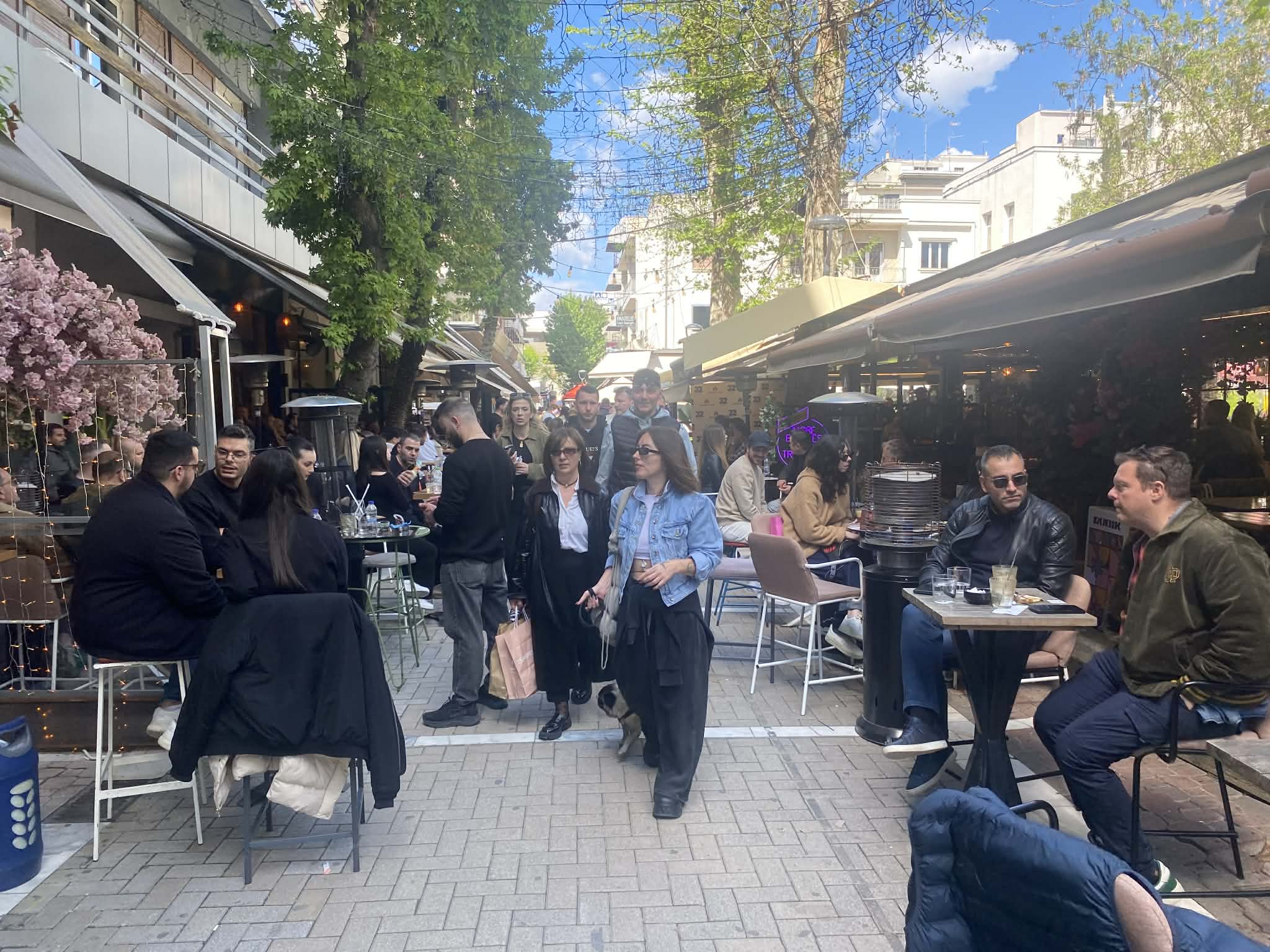 Ζωντάνεψε σήμερα Κυριακή των Βαΐων η αγορά στη Λάρισα με ανοιχτά τα μαγαζιά (ΦΩΤΟ)