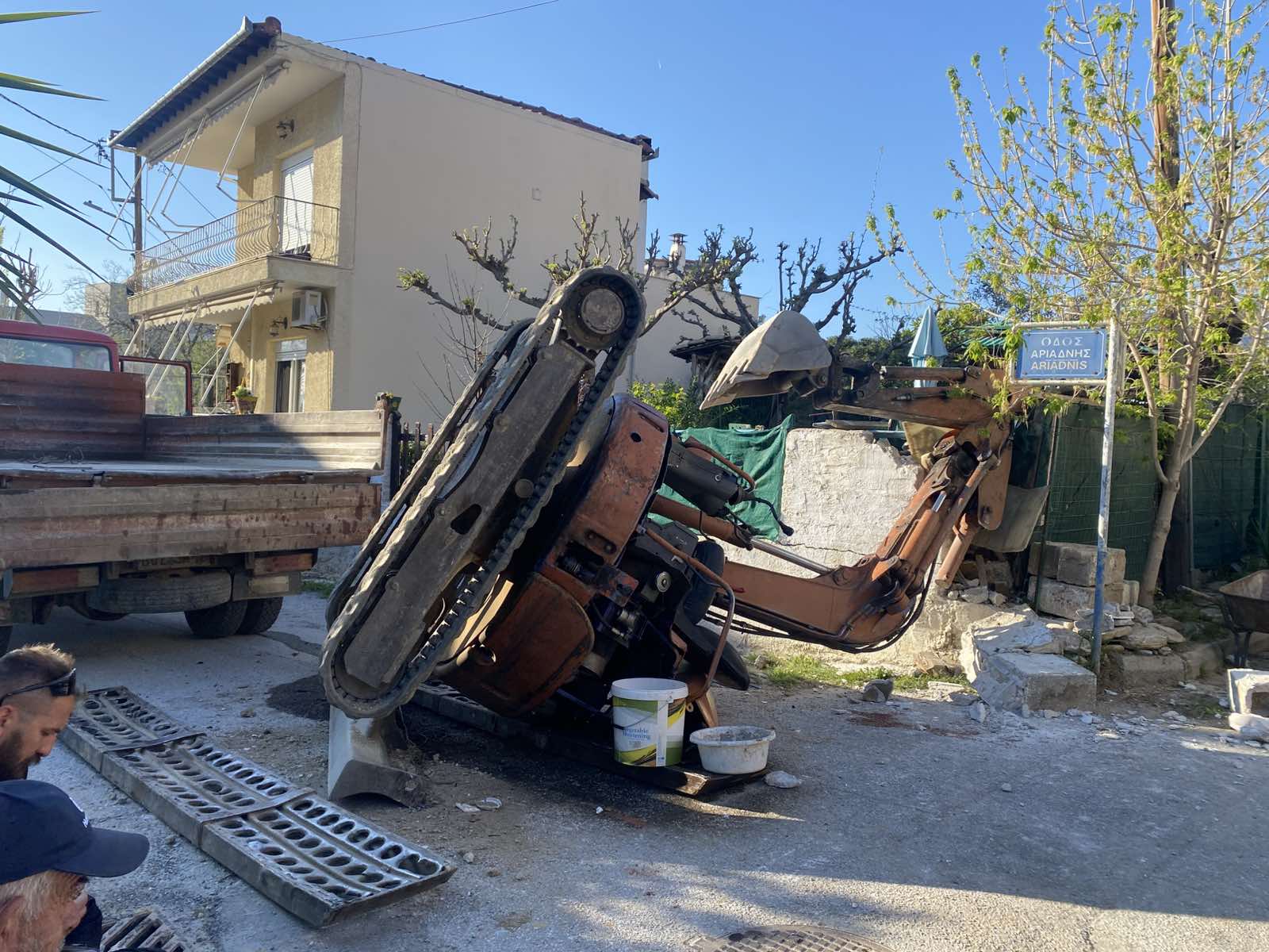 Εργάτης καταπλακώθηκε από μηχάνημα στον Βόλο-μεταφέρθηκε χωρίς αισθήσεις στο νοσοκομείο