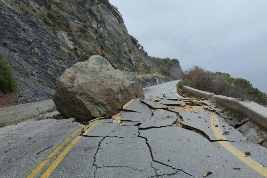 Έκλεισε η επαρχιακή οδός που ενώνει Ν. Λάρισας με Πιερία – Έπεσαν βράχοι στον δρόμο