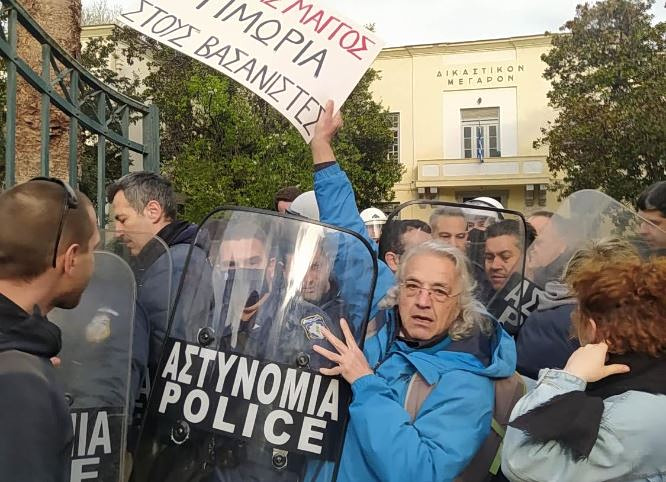 ΒΟΛΟΣ - Βασίλης Μάγγος: Αρχίζει η δίκη των αστυνομικών για τον ξυλοδαρμό και τα βασανιστήρια – «Να μη φιμωθεί η φωνή μας» ΒΟΛΟΣ - Βασίλης Μάγγος: Αρχίζει η δίκη των αστυνομικών για τον ξυλοδαρμό και τα βασανιστήρια – «Να μη φιμωθεί η φωνή μας»