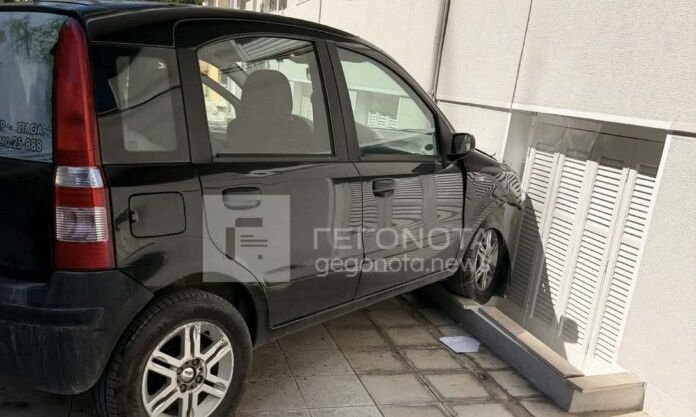 ΒΟΛΟΣ - Τροχαίο ατύχημα στο κέντρο του Βόλου: Αυτοκίνητο “καρφώθηκε” σε πολυκατοικία – Δείτε εικόνες ΒΟΛΟΣ - Τροχαίο ατύχημα στο κέντρο του Βόλου: Αυτοκίνητο “καρφώθηκε” σε πολυκατοικία – Δείτε εικόνες