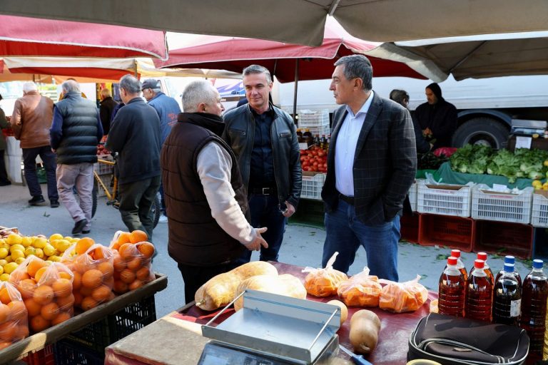 ΛΑΡΙΣΑ - Αυτοψία Κουρέτα στη λαϊκή αγορά της Θεοφράστου στη Λάρισα σήμερα Μ. Πέμπτη ΛΑΡΙΣΑ - Αυτοψία Κουρέτα στη λαϊκή αγορά της Θεοφράστου στη Λάρισα σήμερα Μ. Πέμπτη