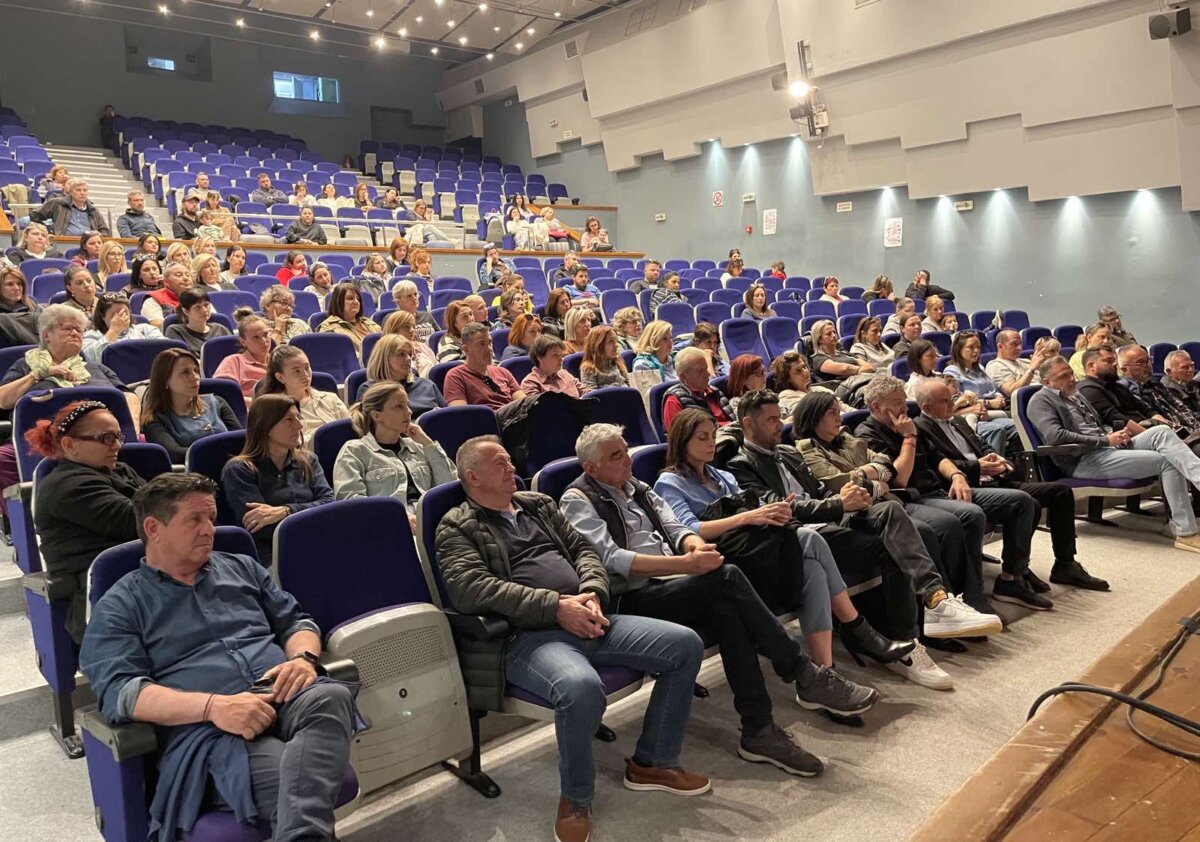 ΛΑΡΙΣΑ - Μαζική σύσκεψη στον Τύρναβο – Μήνυμα ενάντια στη διάλυση των κοινωνικών δομών και υπέρ της μονιμοποίησης εργαζομένων ΛΑΡΙΣΑ - Μαζική σύσκεψη στον Τύρναβο – Μήνυμα ενάντια στη διάλυση των κοινωνικών δομών και υπέρ της μονιμοποίησης εργαζομένων