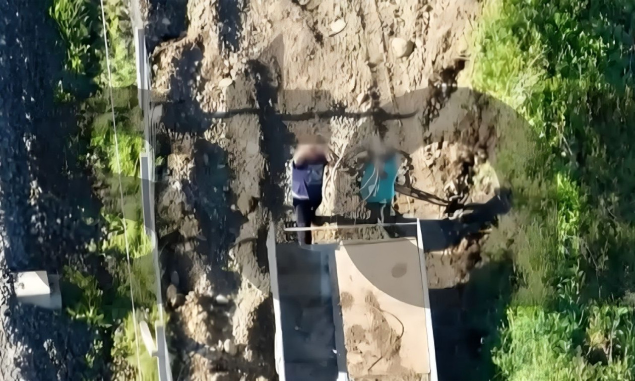 Βίντεο ντοκουμέντο: Ρομά ξηλώνουν χαλκό από φανάρια σε γραμμές του ΟΣΕ στα Παλαιοφάρσαλα