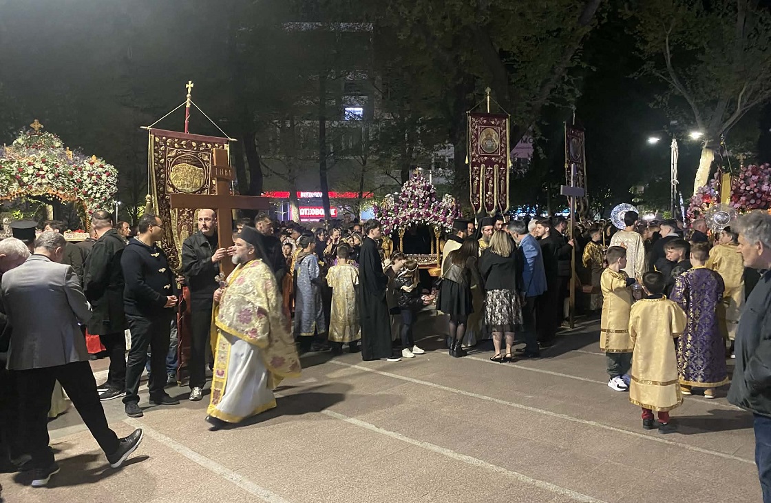 «Ω γλυκύ μου έαρ»- κατάνυξη από χιλιάδες πιστούς στη συγκέντρωση των επιταφίων στην κεντρική πλατεία Λάρισας (ΦΩΤΟ)