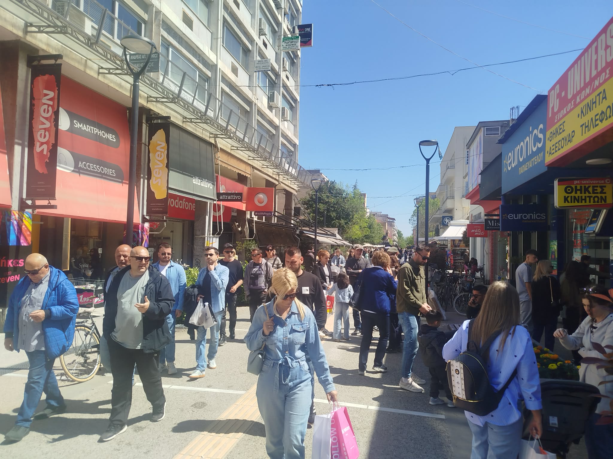 ΚΑΡΔΙΤΣΑ - Κορυφώνεται η κίνηση στην αγορά της Καρδίτσας για τα πασχαλινά ψώνια ΚΑΡΔΙΤΣΑ - Κορυφώνεται η κίνηση στην αγορά της Καρδίτσας για τα πασχαλινά ψώνια