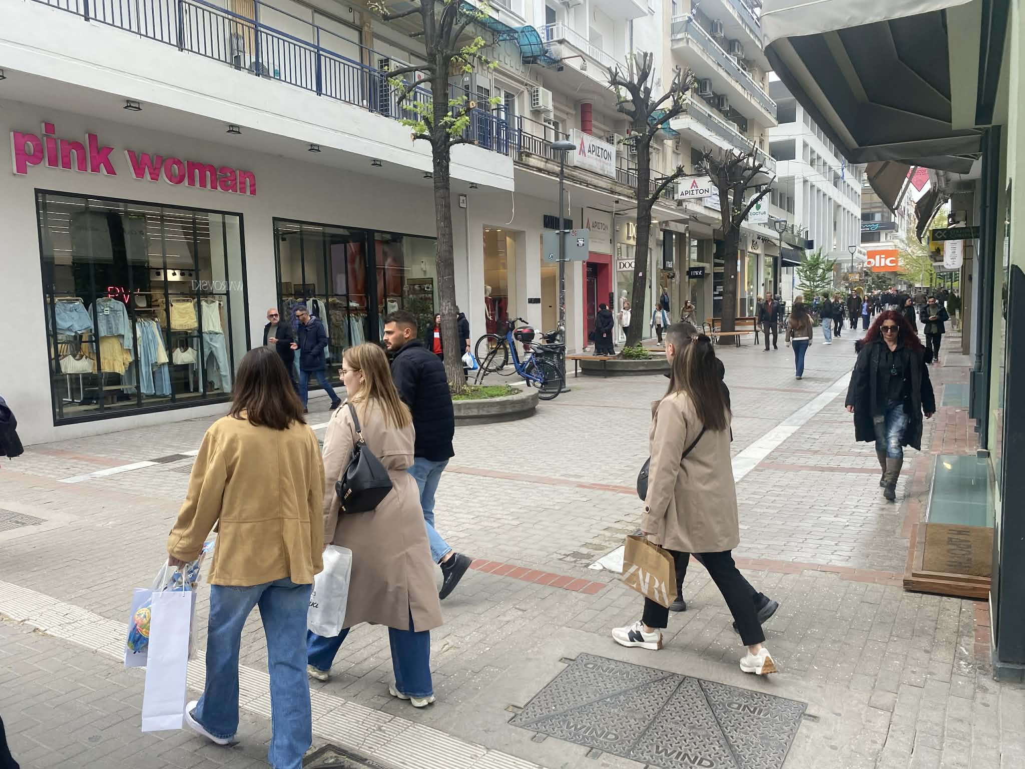 Σπεύδουν για ψώνια της τελευταίας στιγμής για το πασχαλινό τραπέζι οι Λαρισαίοι-μέχρι τι ώρα θα είναι ανοιχτά τα μαγαζιά