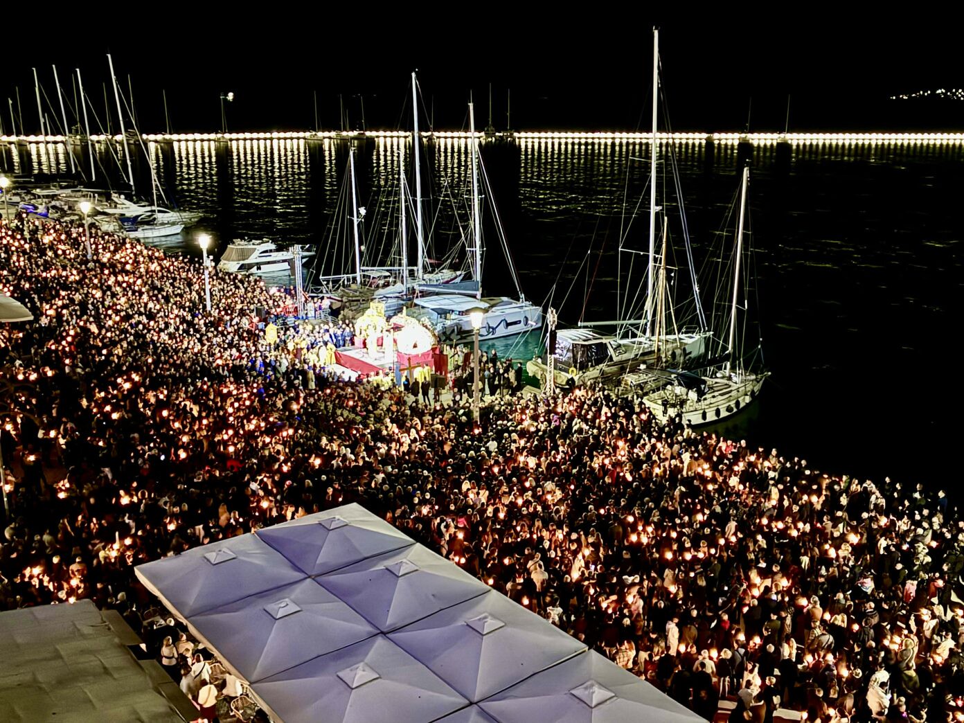 ΒΟΛΟΣ - Μυσταγωγία και κατάνυξη στη συνάντηση των Επιταφίων στην παραλία του Βόλου (video) ΒΟΛΟΣ - Μυσταγωγία και κατάνυξη στη συνάντηση των Επιταφίων στην παραλία του Βόλου (video)