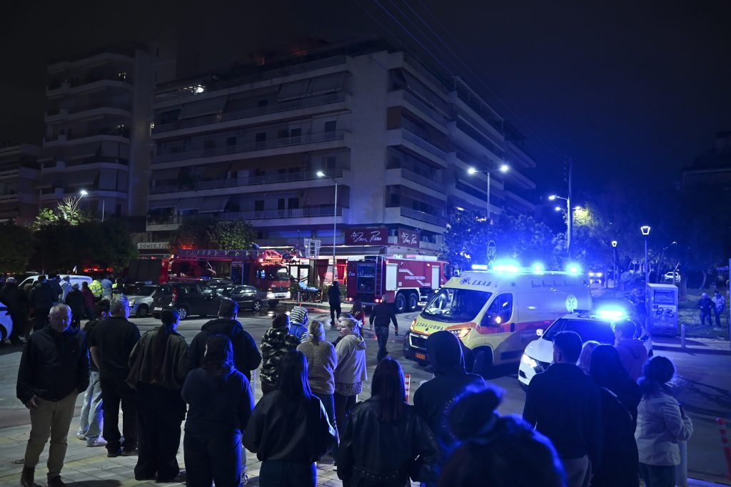 ΕΛΛΑΔΑ - Φωτιά σε διαμέρισμα στη Νέα Σμύρνη: Γυναίκα χωρίς τις αισθήσεις της βρέθηκε στην πολυκατοικία ΕΛΛΑΔΑ - Φωτιά σε διαμέρισμα στη Νέα Σμύρνη: Γυναίκα χωρίς τις αισθήσεις της βρέθηκε στην πολυκατοικία