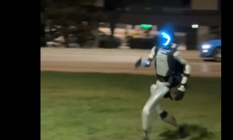 ΤΕΧΝΟΛΟΓΙΑ - Πολωνία: Ανθρωποειδές ρομπότ κυνηγάει και διώχνει αγριογούρουνα - Το απίστευτο βίντεο ΤΕΧΝΟΛΟΓΙΑ - Πολωνία: Ανθρωποειδές ρομπότ κυνηγάει και διώχνει αγριογούρουνα - Το απίστευτο βίντεο