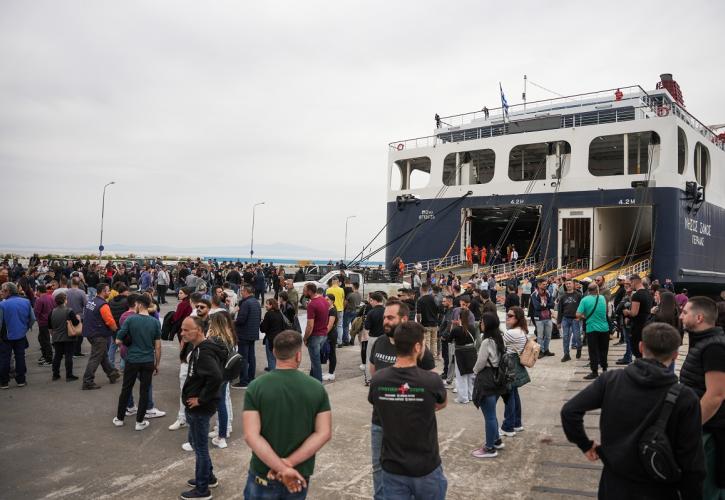 Αγροτικά - ΥΠΑΑΤ: Κινητοποιήσεις στη Μυτιλήνη εμπόδισαν την αποβίβαση εξοπλισμού για τον αφθώδη πυρετό Αγροτικά - ΥΠΑΑΤ: Κινητοποιήσεις στη Μυτιλήνη εμπόδισαν την αποβίβαση εξοπλισμού για τον αφθώδη πυρετό