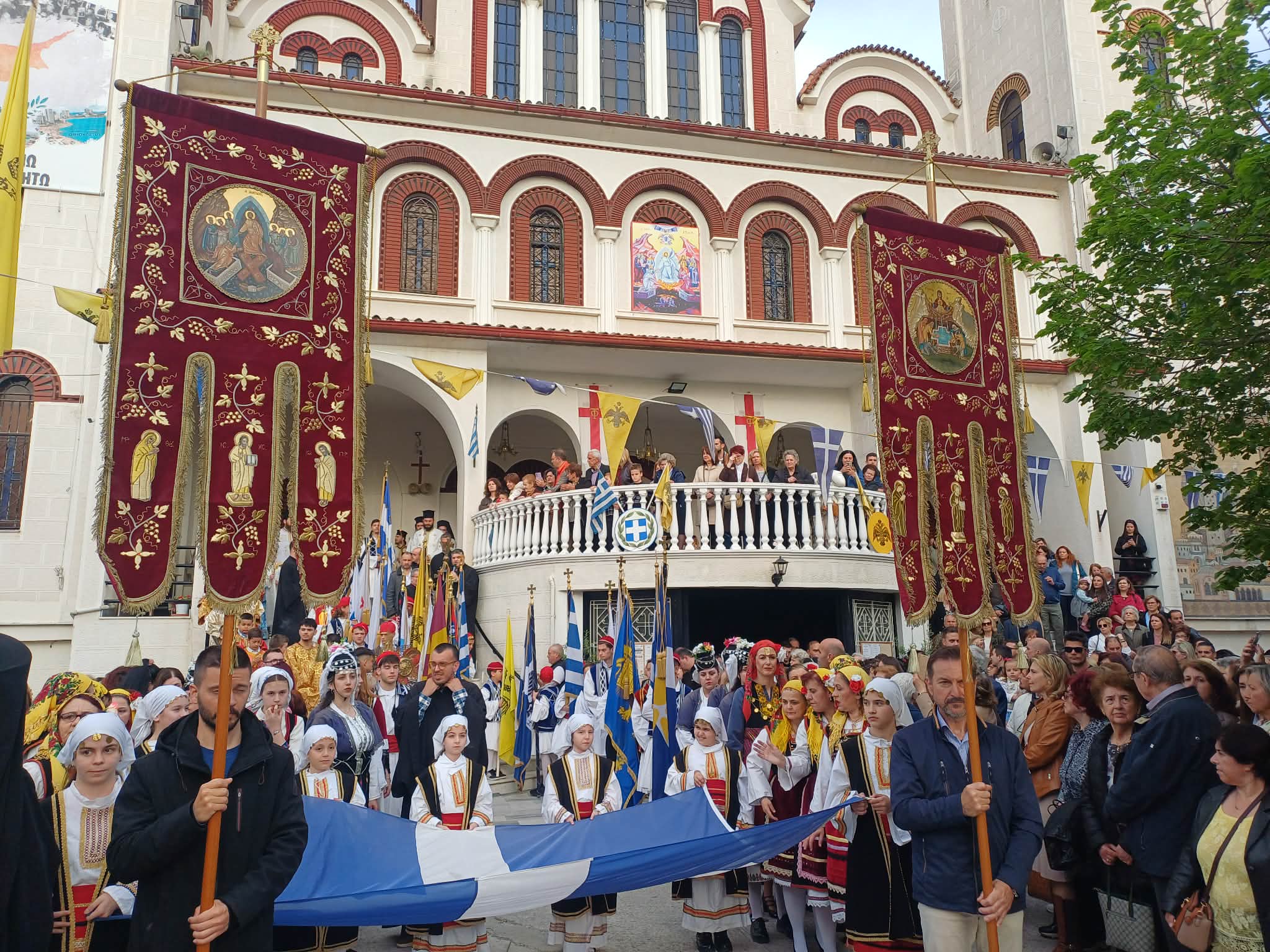 Εορταστικό κλίμα με εκατοντάδες πιστούς στη λειτουργία της Ζωοδόχου πηγής στα Ταμπάκικα στη Λάρισα (ΦΩΤΟ+video)