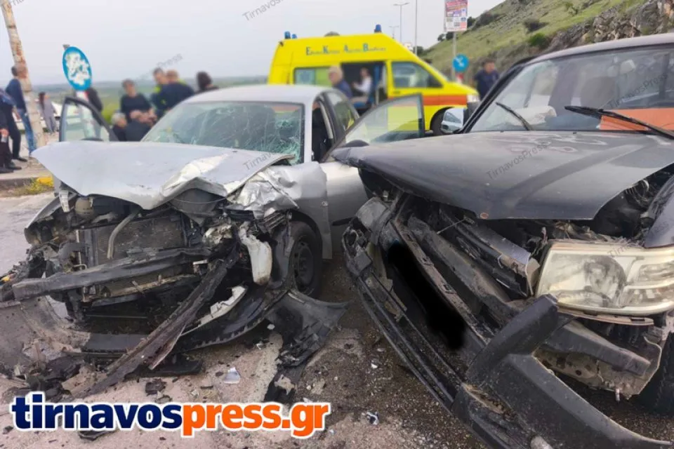 ΛΑΡΙΣΑ - Σοβαρό τροχαίο με πέντε τραυματίες έξω από τον Τύρναβο ΛΑΡΙΣΑ - Σοβαρό τροχαίο με πέντε τραυματίες έξω από τον Τύρναβο
