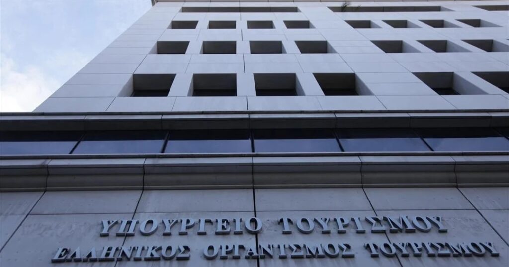 ΕΛΛΑΔΑ - Τραγωδία στο υπουργείο Τουρισμού: 51χρονη έπεσε από τον 2ο όροφο και σκοτώθηκε ΕΛΛΑΔΑ - Τραγωδία στο υπουργείο Τουρισμού: 51χρονη έπεσε από τον 2ο όροφο και σκοτώθηκε