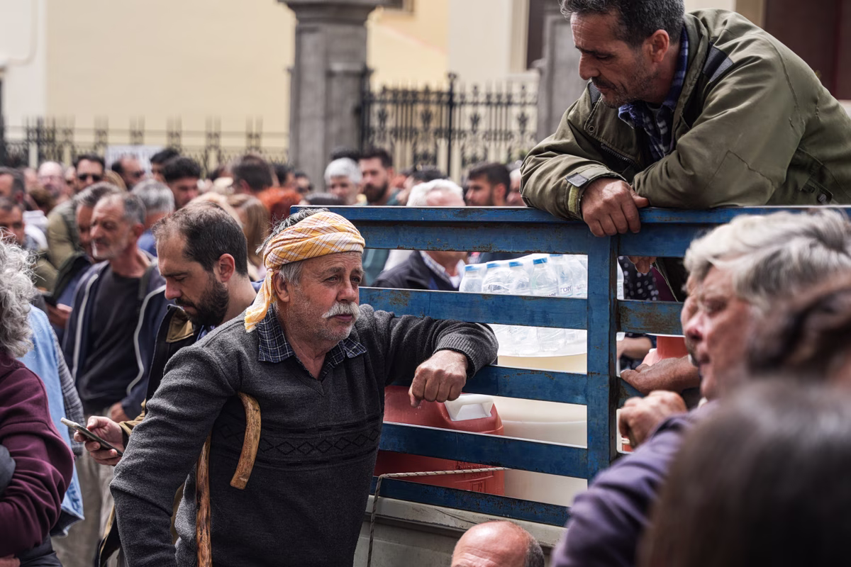 ΕΛΛΑΔΑ - Αφθώδης πυρετός στη Λέσβο: Kλειστό λιμάνι, μπλόκα, άδεια ράφια στα super market και ο ιός να ταξιδεύει σε όλο το νησί ΕΛΛΑΔΑ - Αφθώδης πυρετός στη Λέσβο: Kλειστό λιμάνι, μπλόκα, άδεια ράφια στα super market και ο ιός να ταξιδεύει σε όλο το νησί