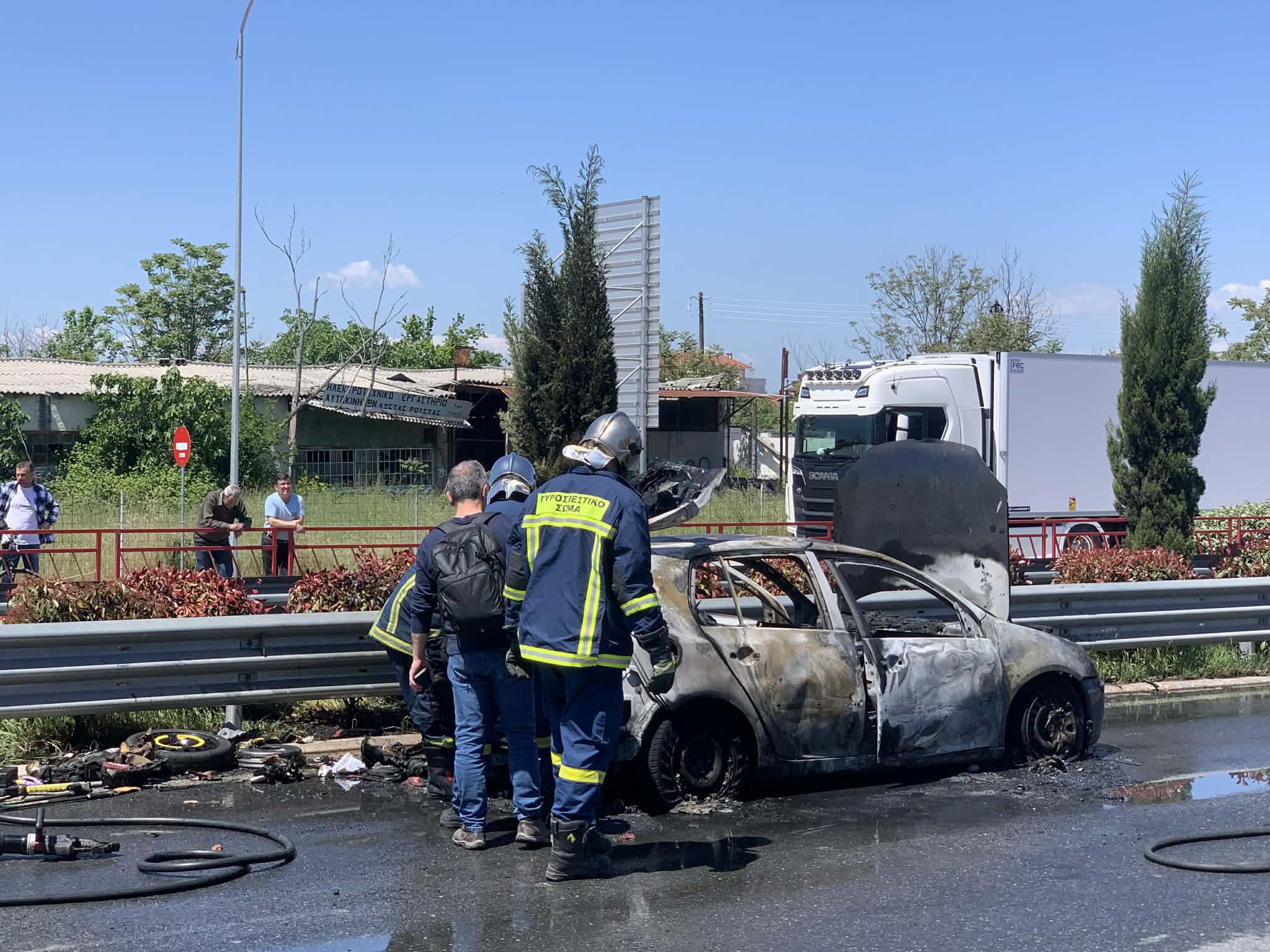 Πανικός στη Λάρισα: Αυτοκίνητο τυλίχτηκε στις φλόγες και κάηκε ολοσχερώς