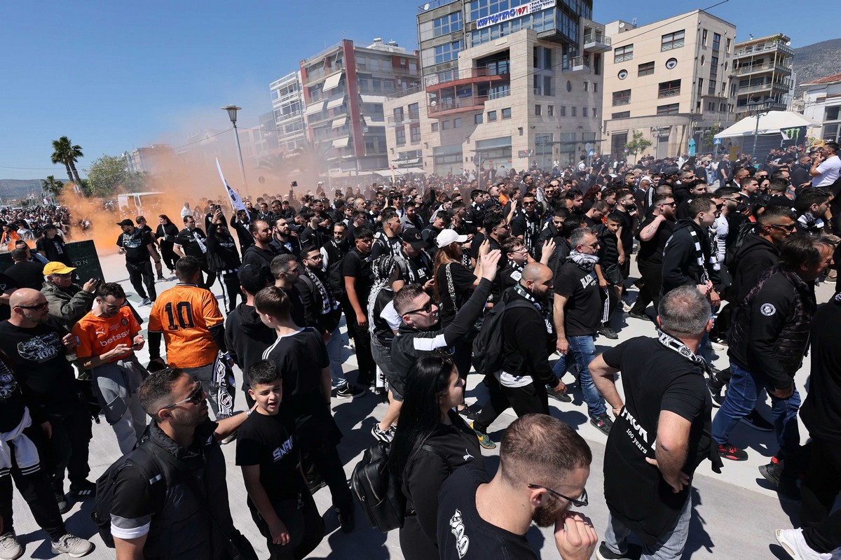 «Ασπρόμαυρη» η παραλία του Βόλου: Συνθήματα και πυρσοί από φίλους του ΠΑΟΚ και του ΟΦΗ (videos)