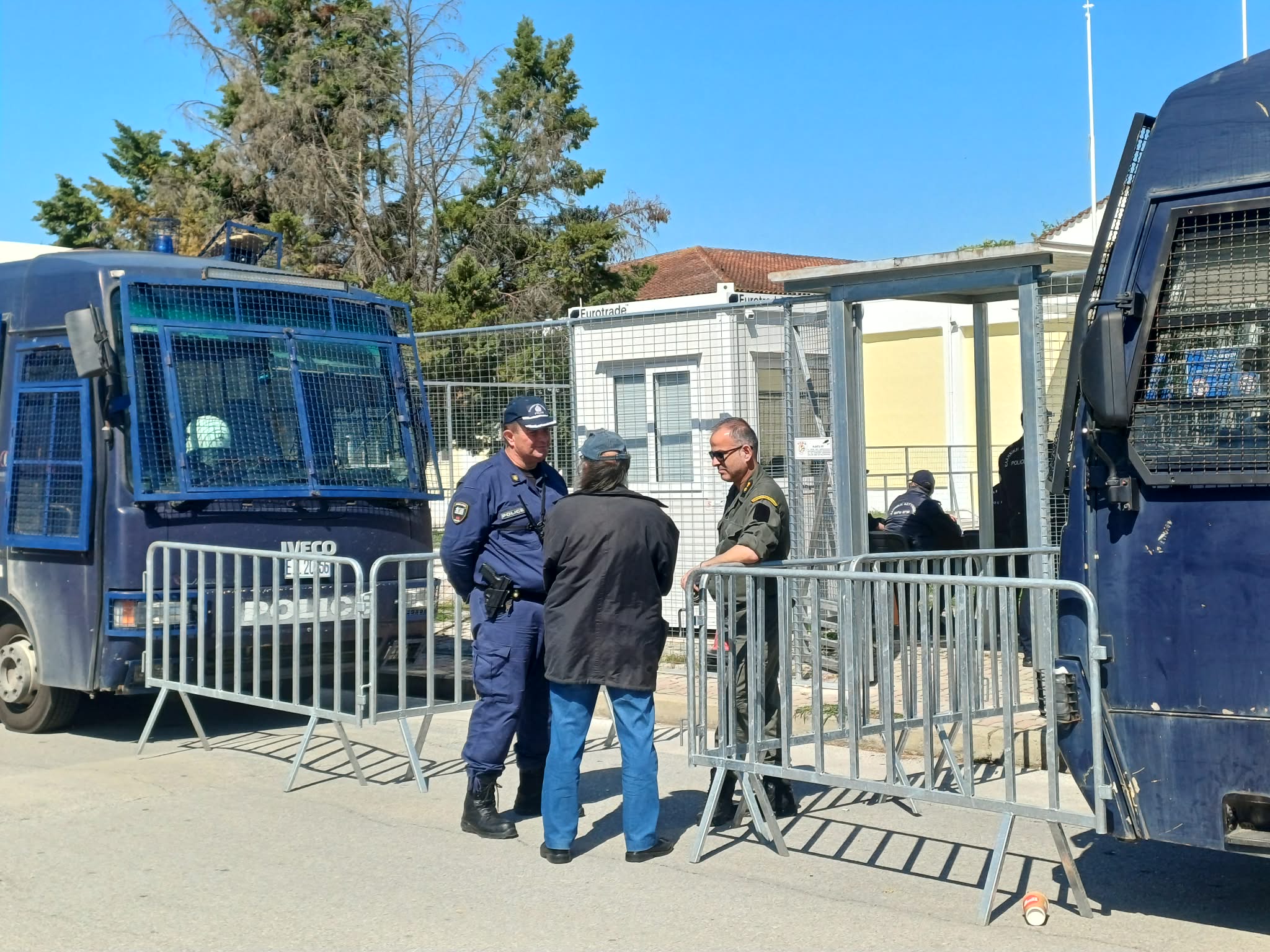 ΛΑΡΙΣΑ - Δίκη Τεμπών: Η παράσταση υποστήριξη κατηγορίας από το Δημόσιο για σταθμάρχη και στελέχη ΟΣΕ προκάλεσε οργή στους συγγενείς ΛΑΡΙΣΑ - Δίκη Τεμπών: Η παράσταση υποστήριξη κατηγορίας από το Δημόσιο για σταθμάρχη και στελέχη ΟΣΕ προκάλεσε οργή στους συγγενείς