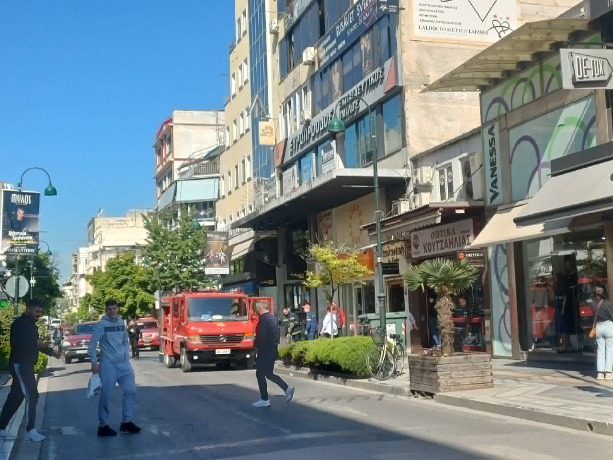 ΛΑΡΙΣΑ - Συναγερμός στην Πυροσβεστική για φωτιά στο κέντρο της Λάρισας σε επιχείρηση μασάζ (ΦΩΤΟ) ΛΑΡΙΣΑ - Συναγερμός στην Πυροσβεστική για φωτιά στο κέντρο της Λάρισας σε επιχείρηση μασάζ (ΦΩΤΟ)