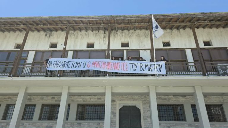 ΒΟΛΟΣ - Συμβολική παρέμβαση για τον Βασίλη Μάγγο στο Δημοτικό Συμβούλιο Βόλου ΒΟΛΟΣ - Συμβολική παρέμβαση για τον Βασίλη Μάγγο στο Δημοτικό Συμβούλιο Βόλου