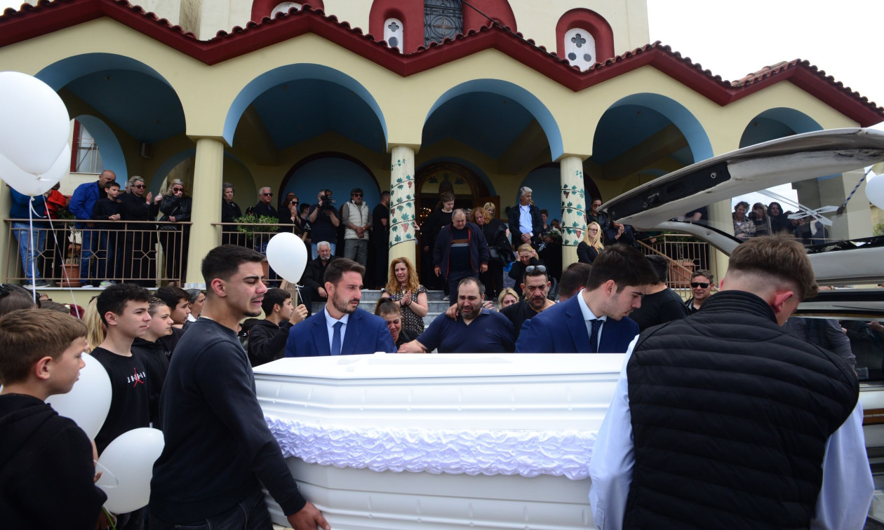 ΕΛΛΑΔΑ - Μακρίσια: «Ράγισαν καρδιές» στην κηδεία του 13χρονου - Παιδιά κουβάλησαν το λευκό φέρετρο ΕΛΛΑΔΑ - Μακρίσια: «Ράγισαν καρδιές» στην κηδεία του 13χρονου - Παιδιά κουβάλησαν το λευκό φέρετρο