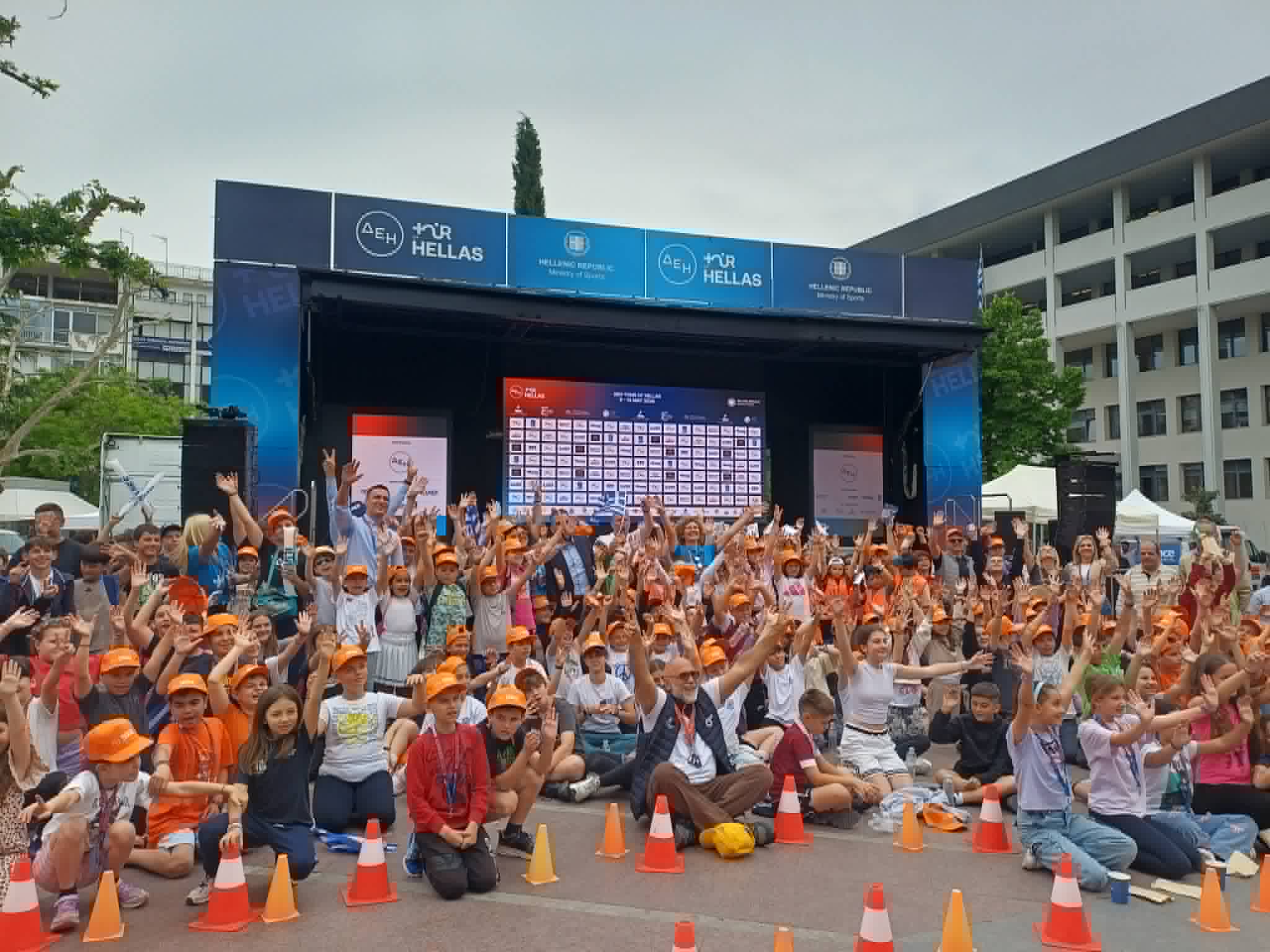 Πλήθος κόσμου στον τερματισμό του ΔΕΗ διεθνή ποδηλατικού γύρου στη Λάρισα -Δυνατό μήνυμα από μαθητές και διοργανωτές
