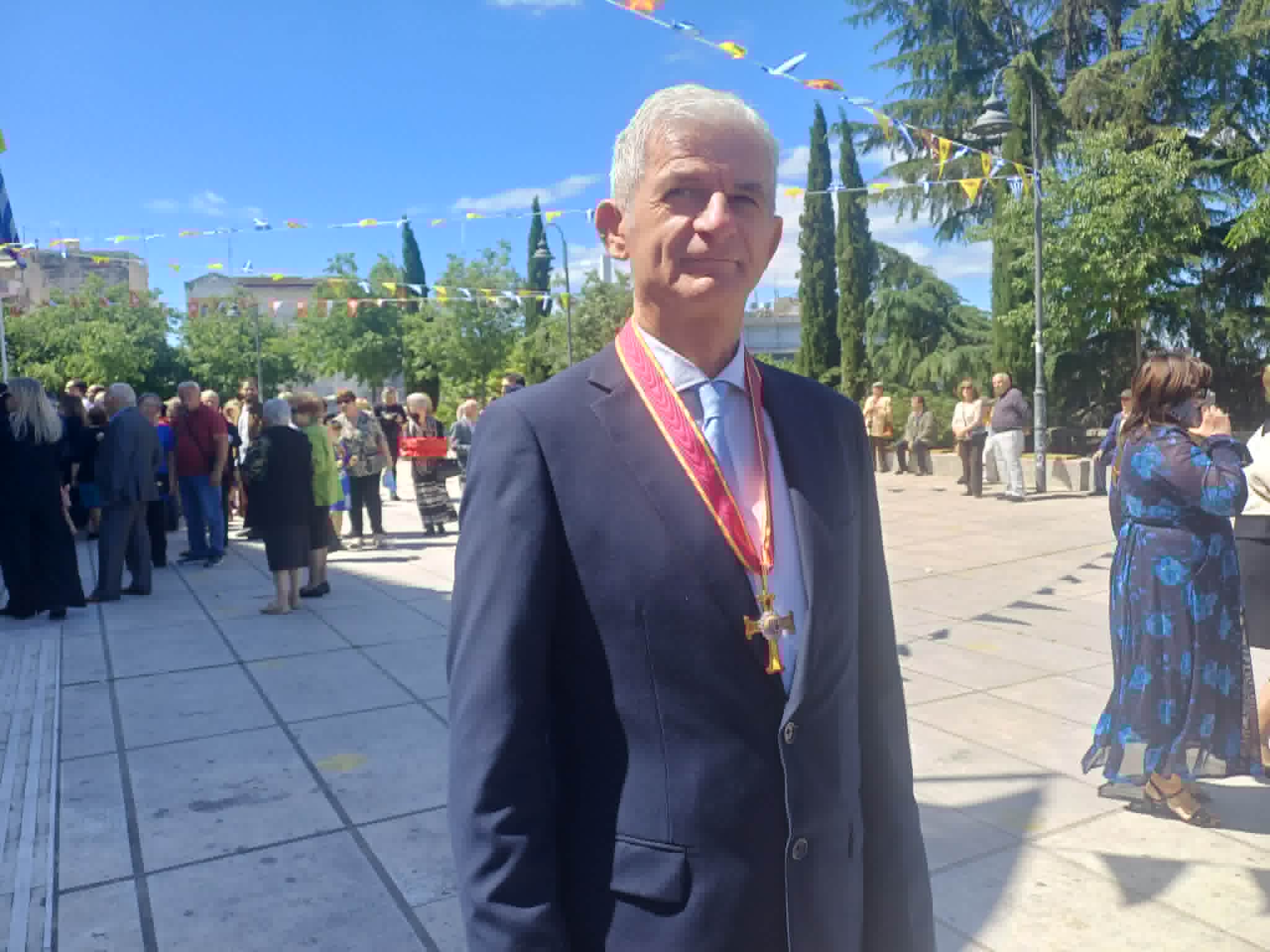 Με τον χρυσό σταυρό του Αγίου Αχιλλίου τιμήθηκε ο διευθυντής δευτεροβάθμιας Λάρισας Νικόλαος Ζέρβας (ΦΩΤΟ)