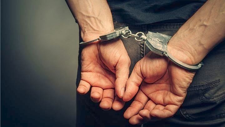 ΛΑΡΙΣΑ - Χειροπέδες σε μεθυσμένο οδηγό στη Λάρισα που τράκαρε με σταθμευμένα οχήματα ΛΑΡΙΣΑ - Χειροπέδες σε μεθυσμένο οδηγό στη Λάρισα που τράκαρε με σταθμευμένα οχήματα