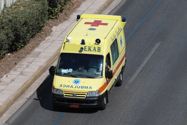 Δύο παιδιά και μία γυναίκα τραυματίστηκαν σε σύγκρουση αυτοκινήτων έξω από τον Τύρναβο (ΦΩΤΟ)
