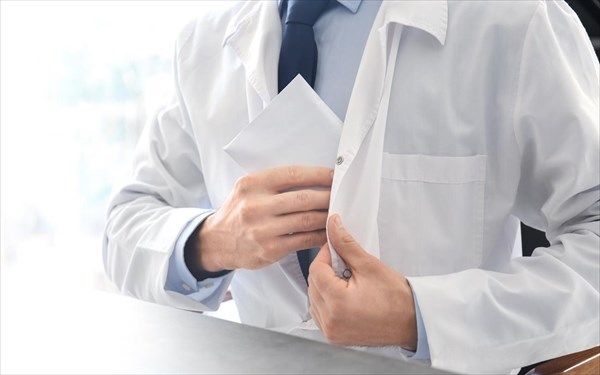 ΕΛΛΑΔΑ - Αναστολή καθηκόντων και ΕΔΕ για τον αναισθησιολόγο που ζήτησε φακελάκι από ασθενή ΕΛΛΑΔΑ - Αναστολή καθηκόντων και ΕΔΕ για τον αναισθησιολόγο που ζήτησε φακελάκι από ασθενή