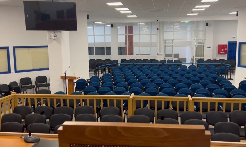 Μεγάλωσε η αίθουσα, μπήκαν περισσότερες θέσεις και συνεχίζεται η δίκη για τα Τέμπη-δείτε τη νέα κάτοψη