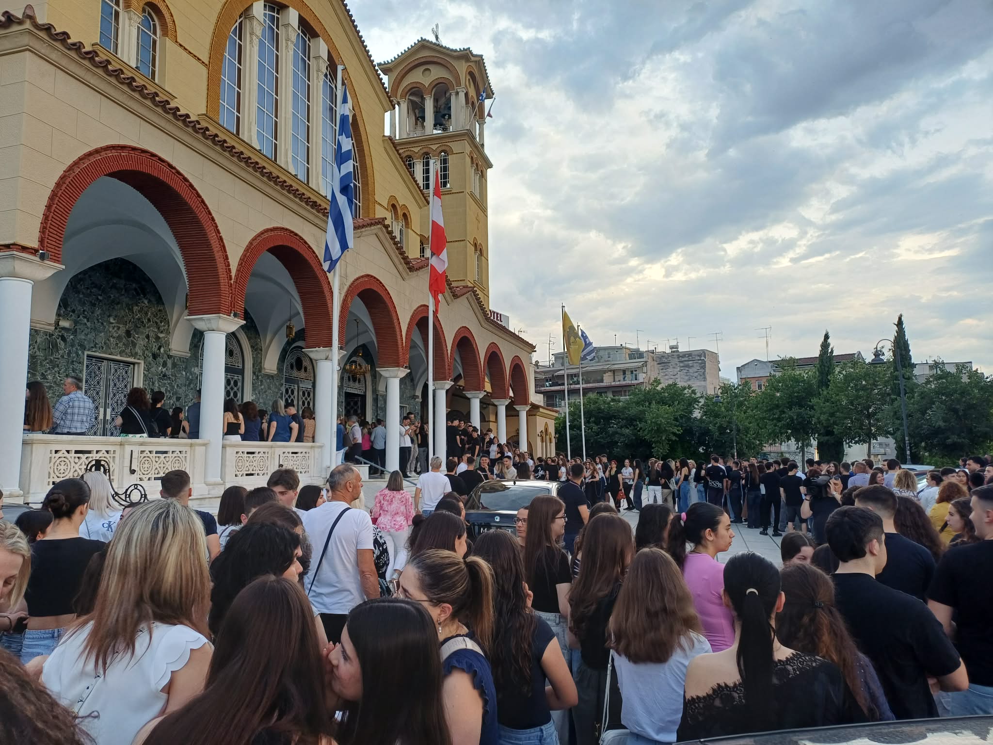 Πλήθος μαθητών και γονέων στην Παράκληση για τις Πανελλαδικές στον Άγιο Αχίλλιο (ΦΩΤΟ)