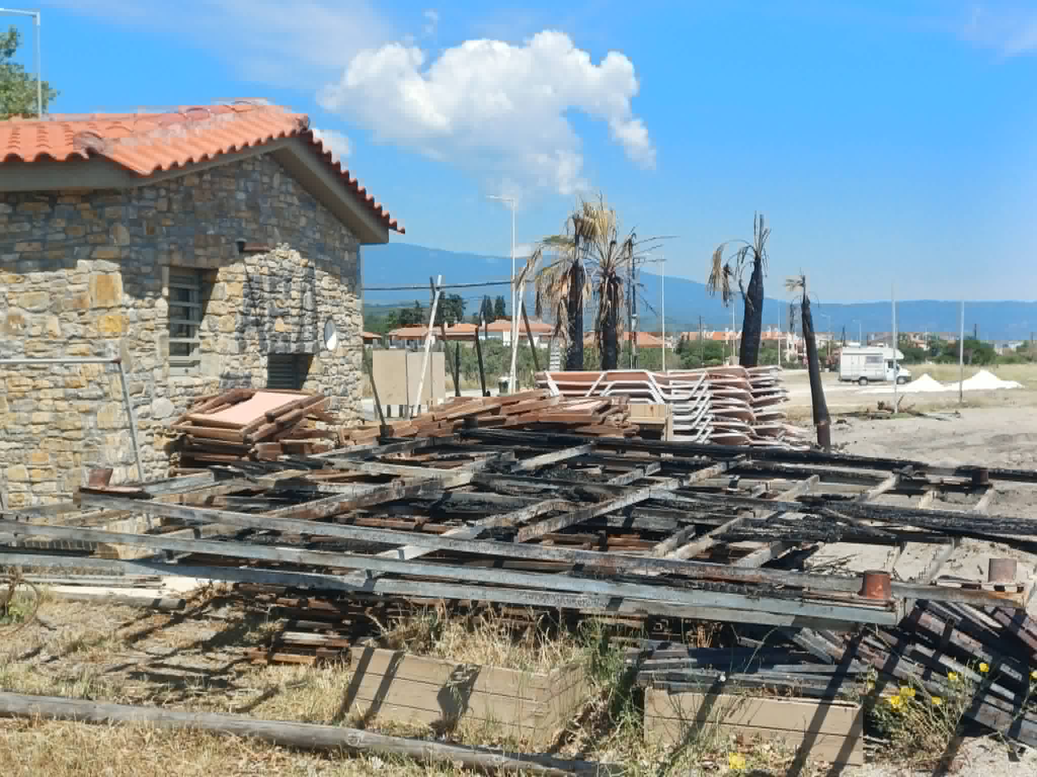 Ανάστατοι oi επιχειρηματίες των παραλίων Λάρισας: πυρκαγιά έκανε στάχτες beach bar στον Αγιόκαμπο (ΦΩΤΟ+video)