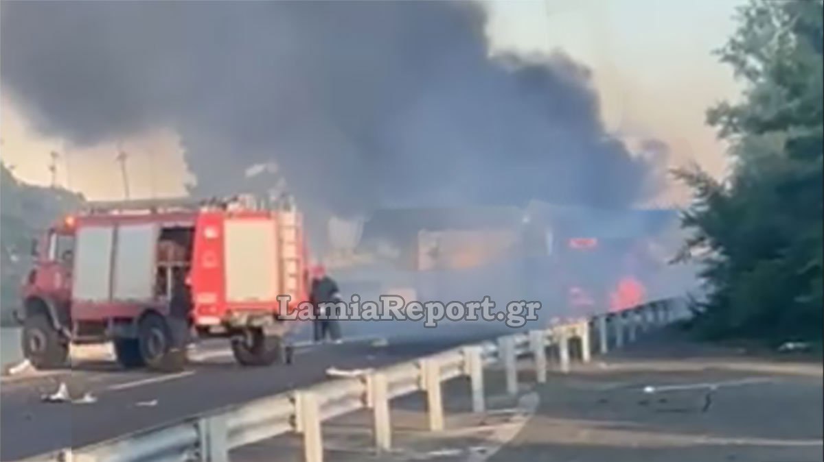 Φορτηγό τυλίχθηκε στις φλόγες έξω από τη Λάρισα (βίντεο)