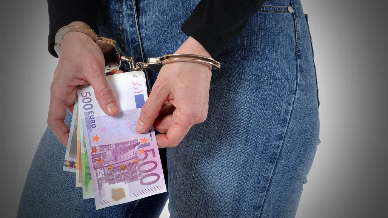 ΚΑΡΔΙΤΣΑ - Δέκα έτη κάθειρξη σε Καρδιτσιώτισσα υπάλληλο για υπεξαίρεση σε τράπεζα ΚΑΡΔΙΤΣΑ - Δέκα έτη κάθειρξη σε Καρδιτσιώτισσα υπάλληλο για υπεξαίρεση σε τράπεζα