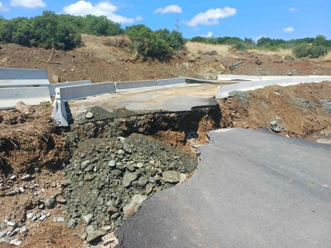 Τεράστιες ζημιές σε καλλιέργειες από το μπουρίνι και το χαλάζι στα Φάρσαλα- έπεσε η γέφυρα στο Δίλοφο (ΦΩΤΟ)